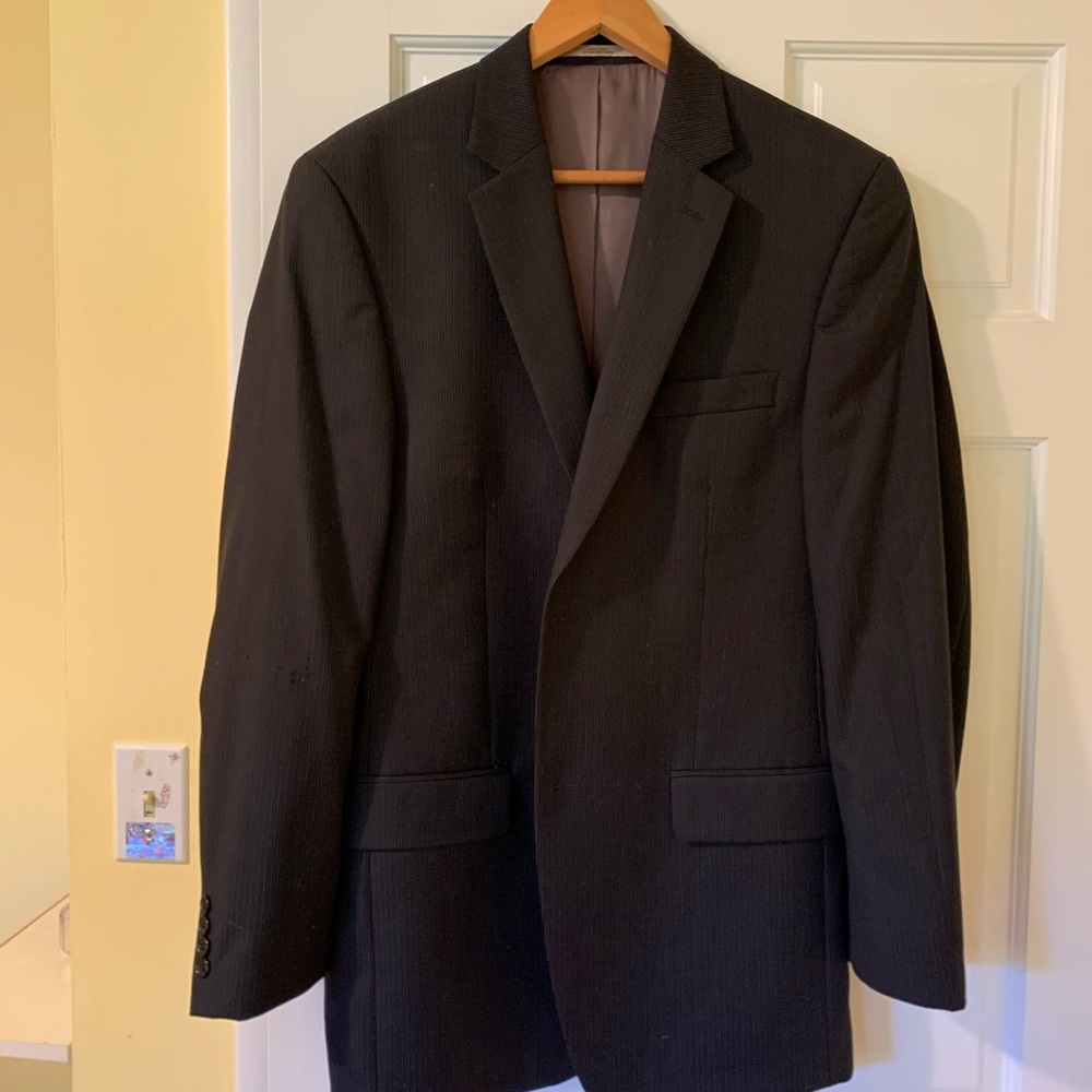 New Joseph Abboud suit. Jacket 40L. pents 34/32. 100% wool. For man.